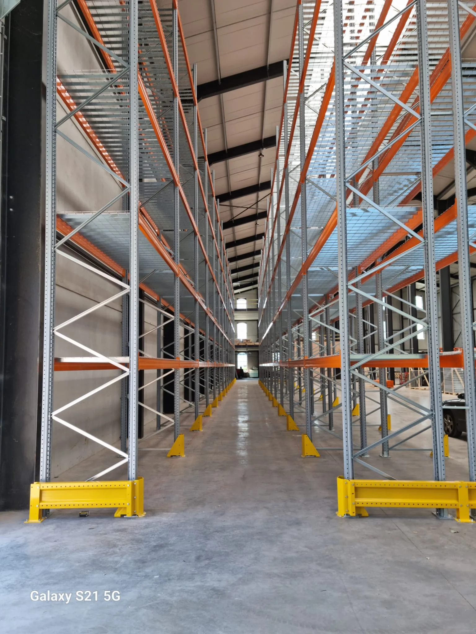 Industrieel opslagsysteem met oranje metalen rekken