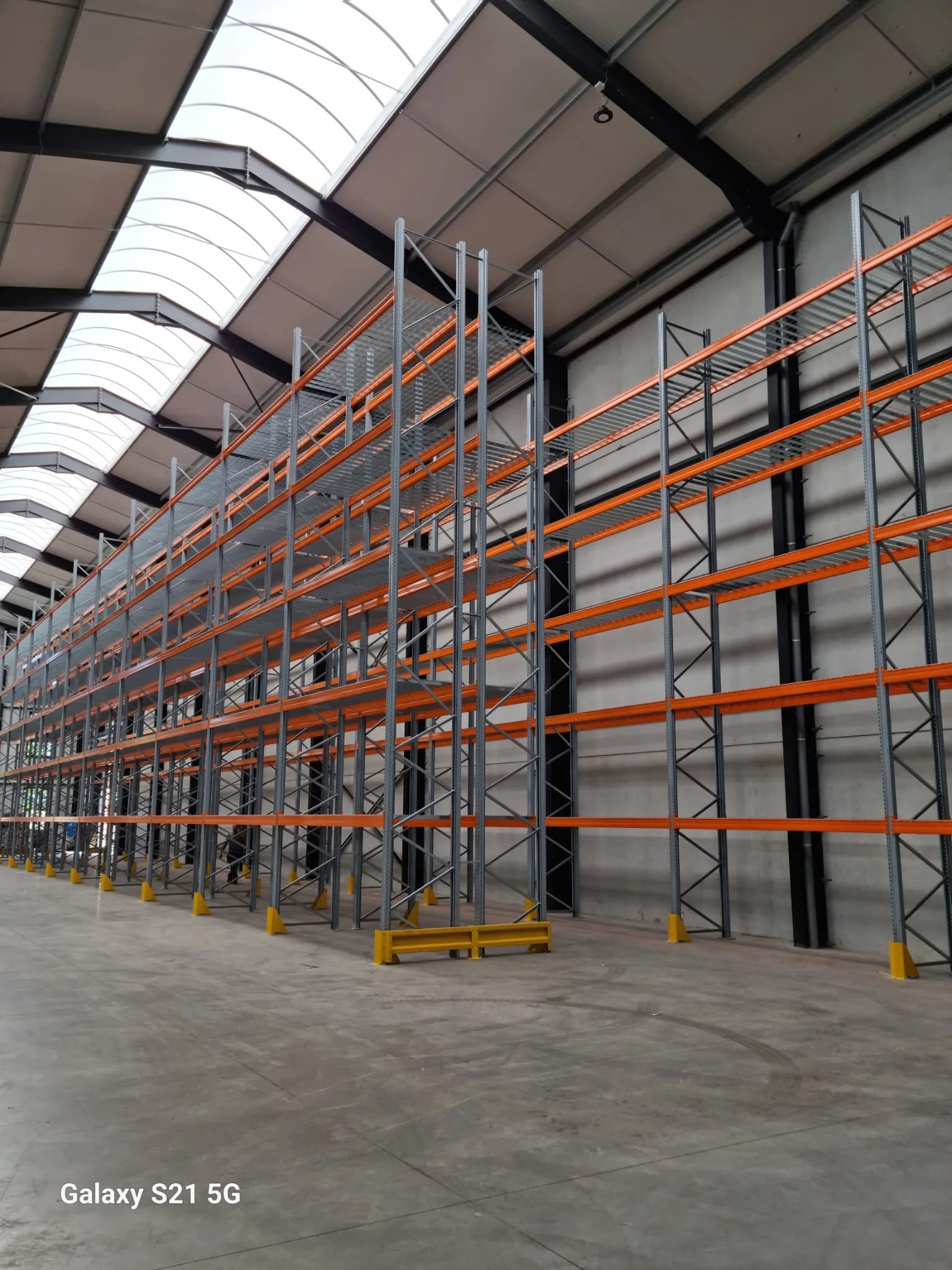 Moderne opslagfaciliteit met pallet rackingsystemen