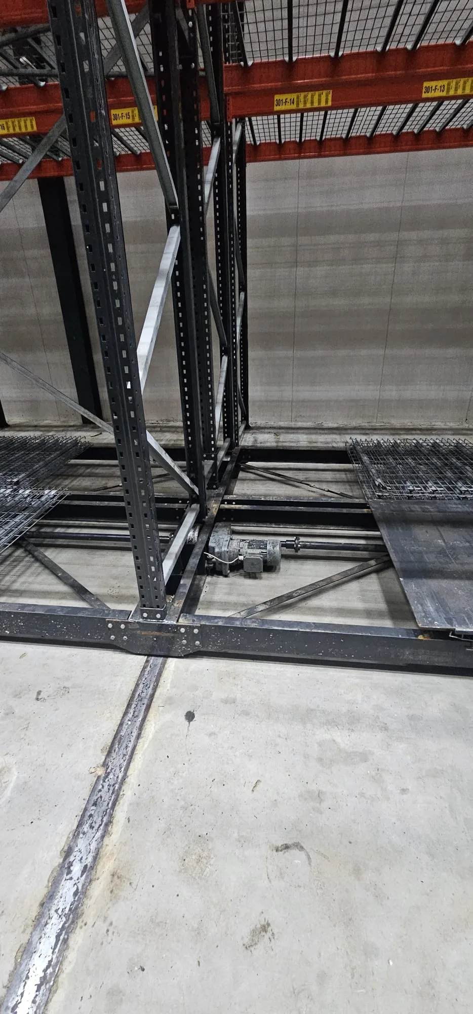 Zware staalconstructie montage in werkplaats