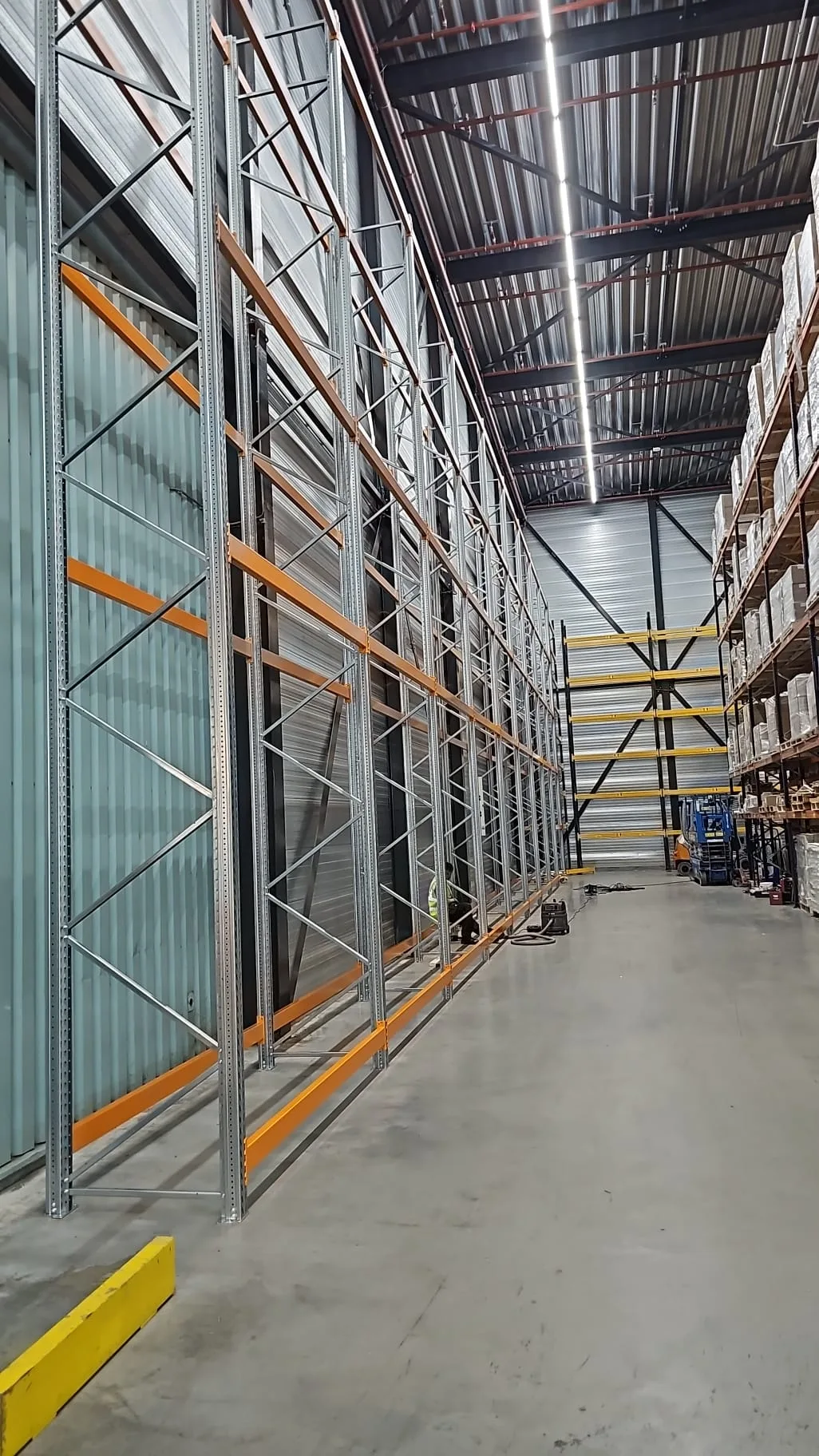 Moderne magazijnruimte met professionele metalen stellingen