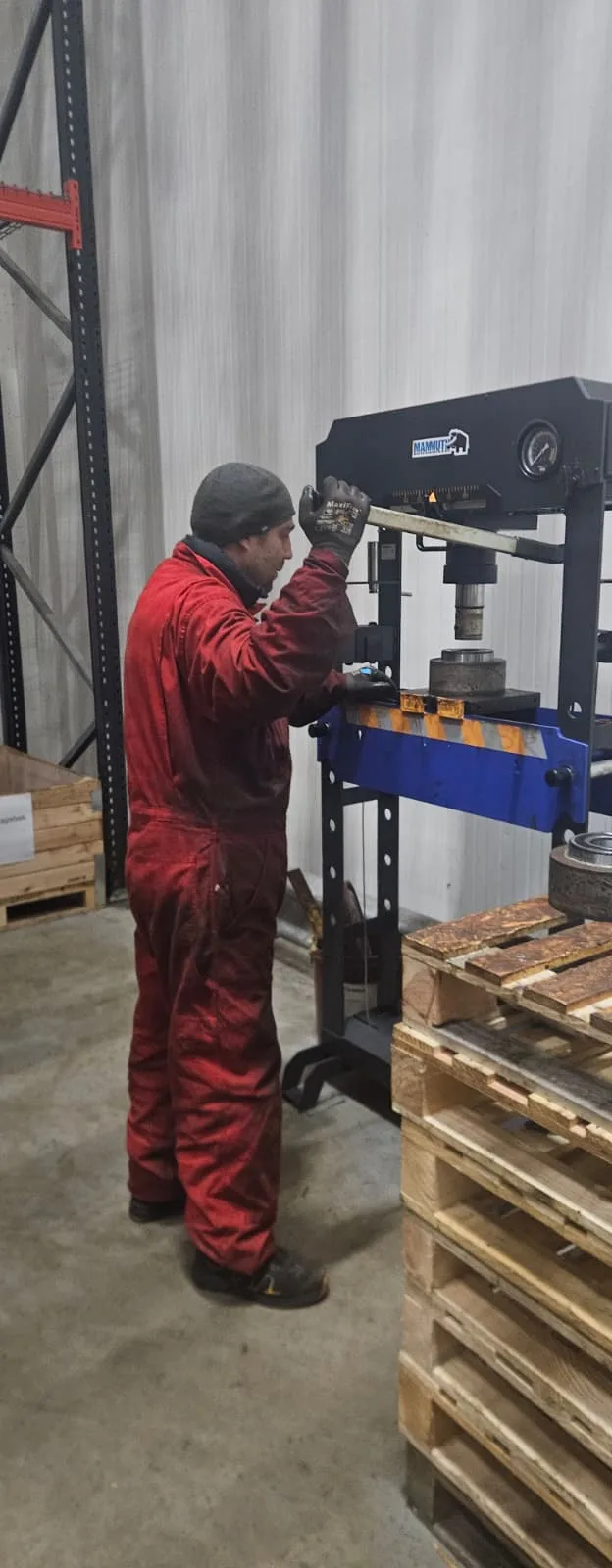 Werker bedient hydraulische persklem