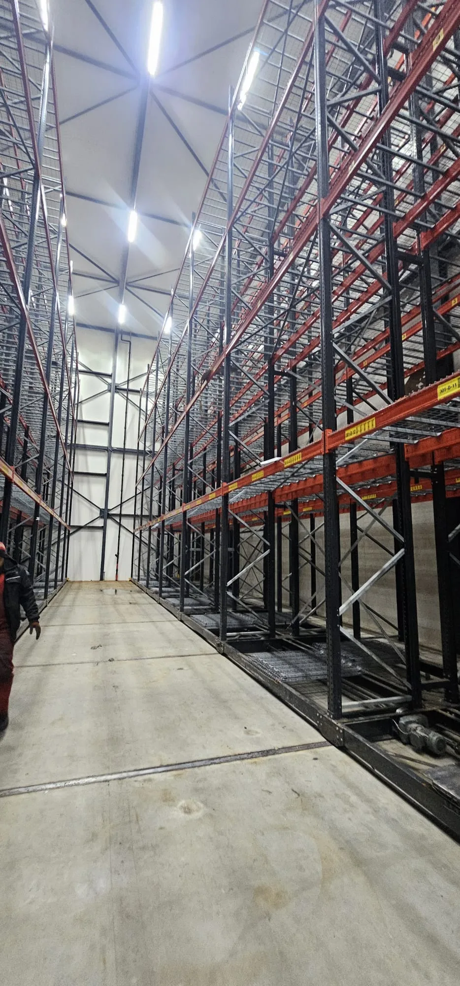 Industrieel magazijn met metalen stellingsystemen