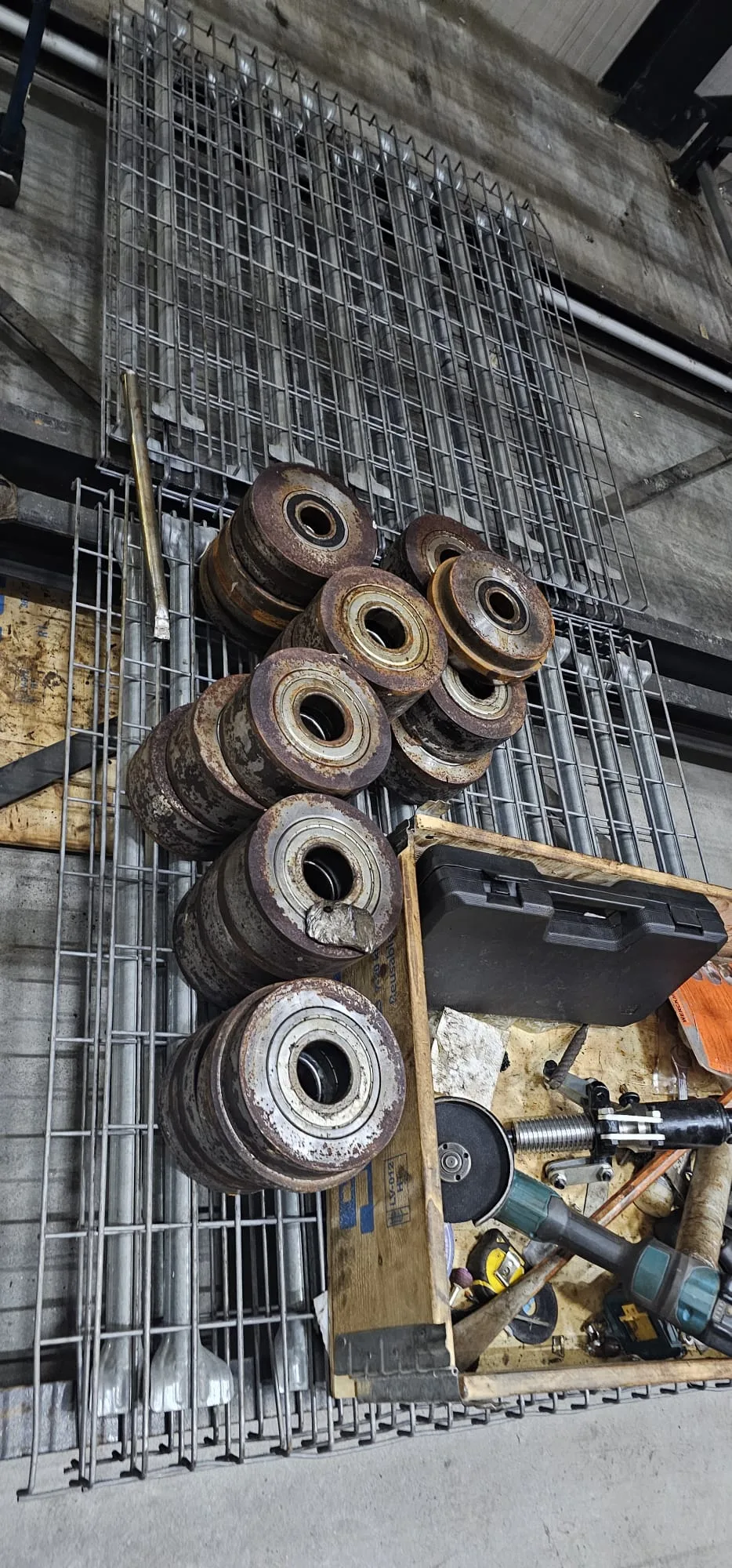Gestapelde gebruikte industriële wielrillen