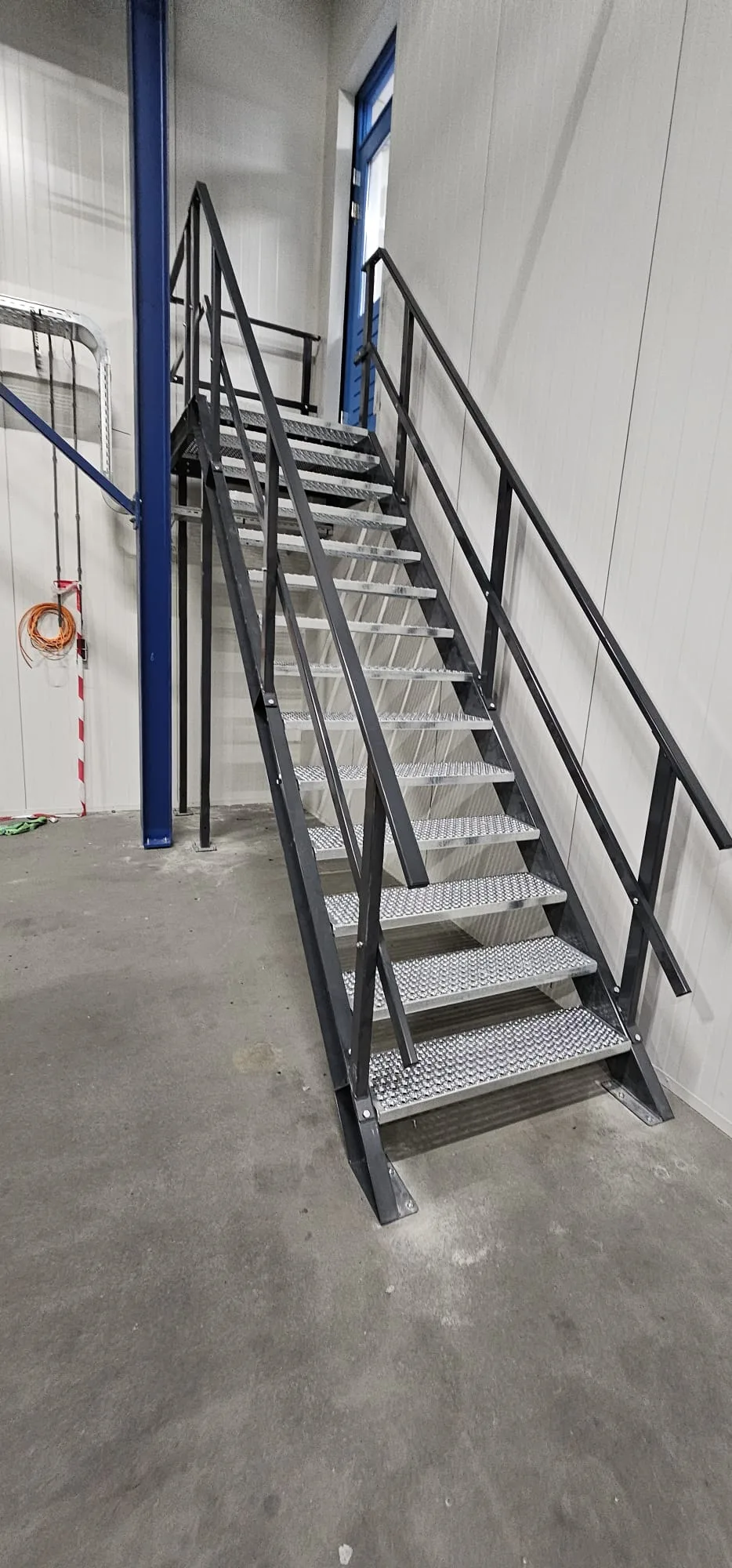 Industriële stalen trap met veiligheidsrailing