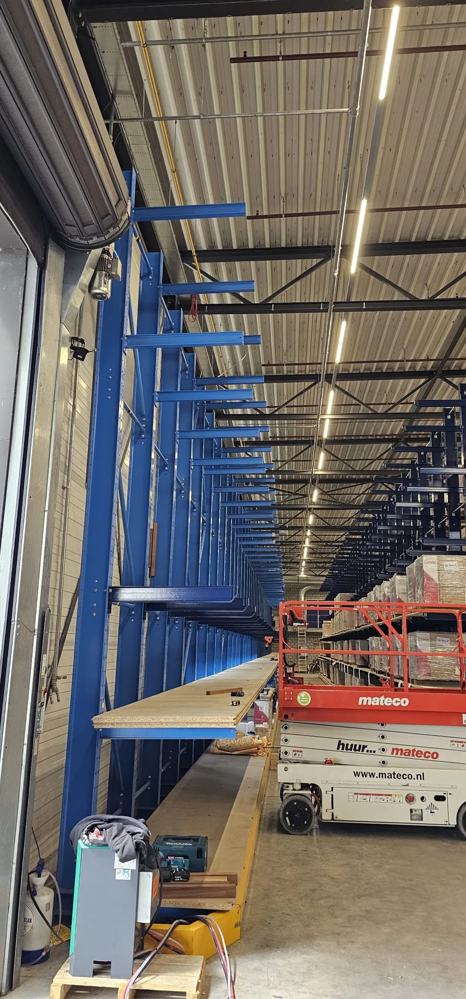 Industrieel montagehal met blauwe stellingen