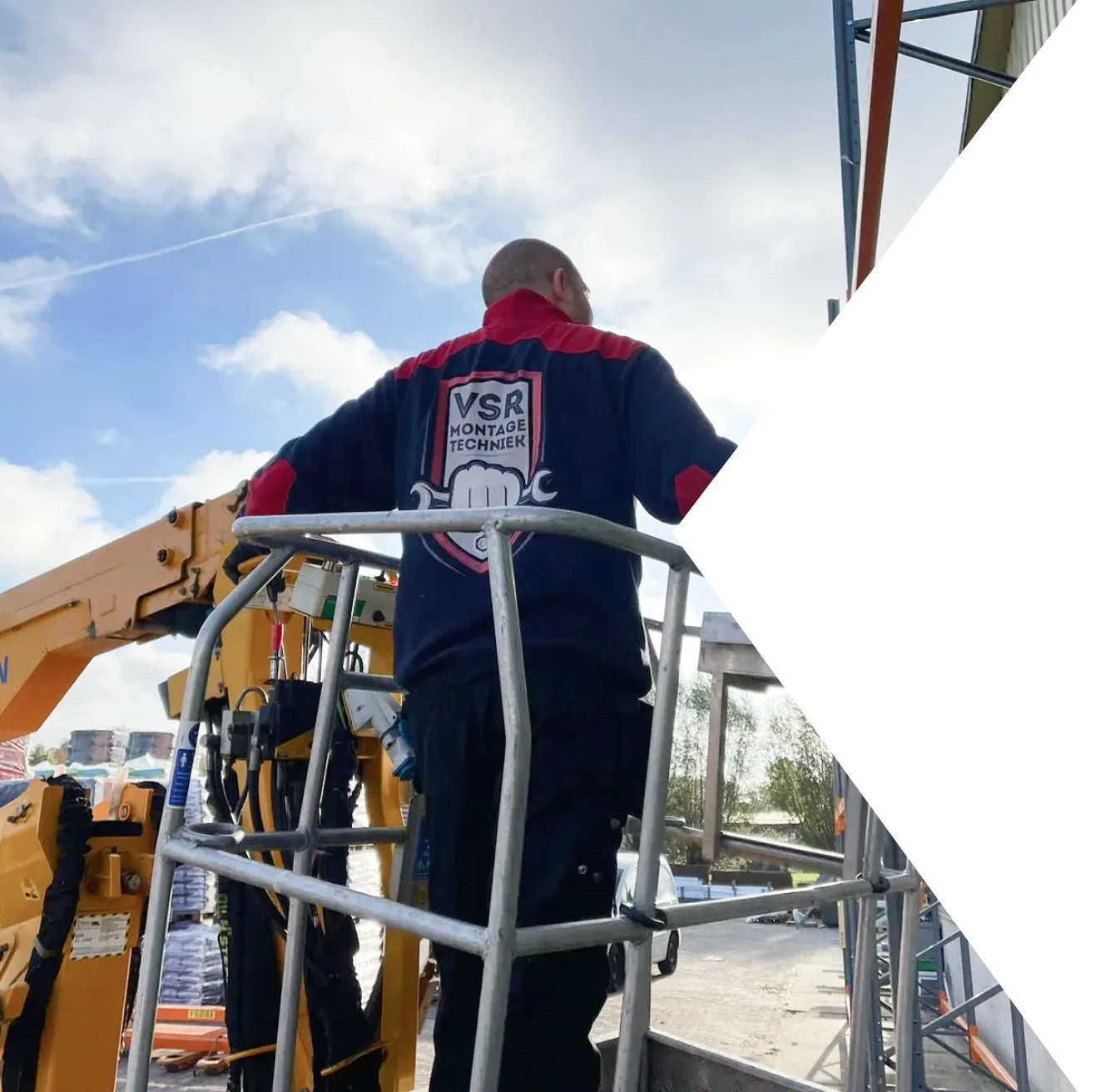 Monteur van VSR MONTAGE TECHNIEK aan het werk in de werkplaats