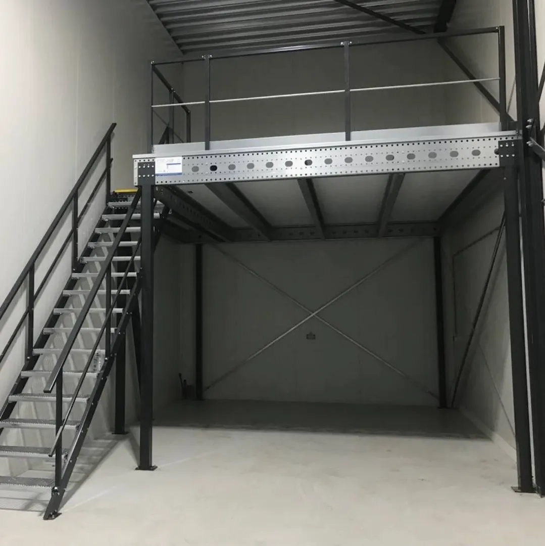 Stalen magazijnstelling met leuning en trap in een lege ruimte