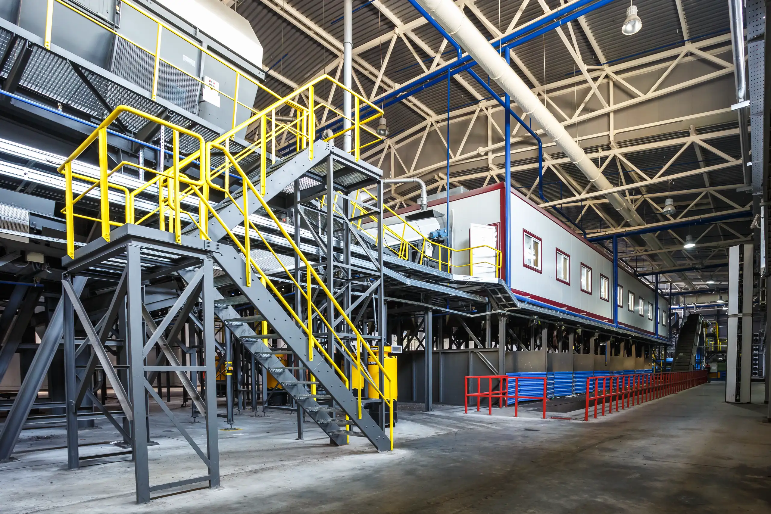 Stalen trappen en platformen in een industriële omgeving met veiligheidsleuningen