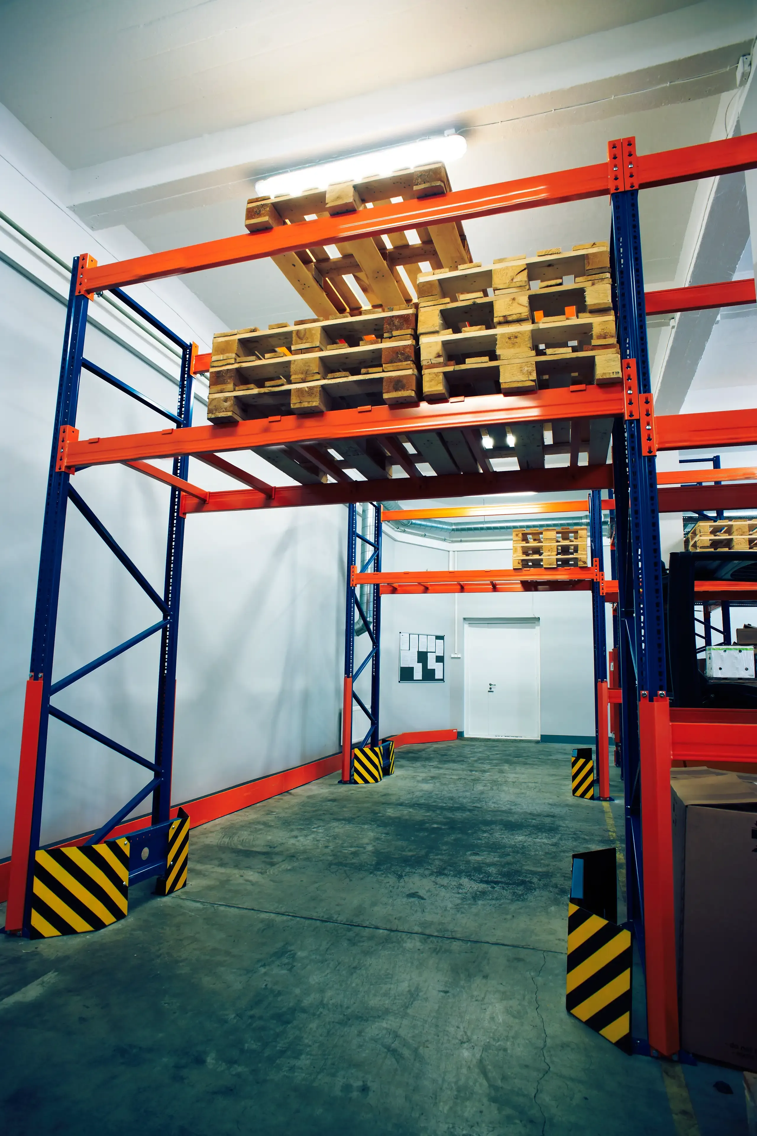 Magazijnstellingen met pallets in een goed geordende opslagruimte