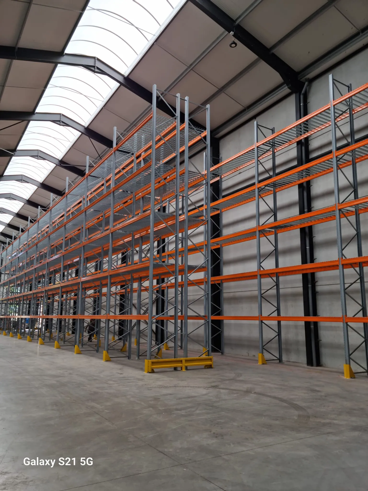 Nieuwe magazijnstellingen in een groot warehouse met oranje rekken